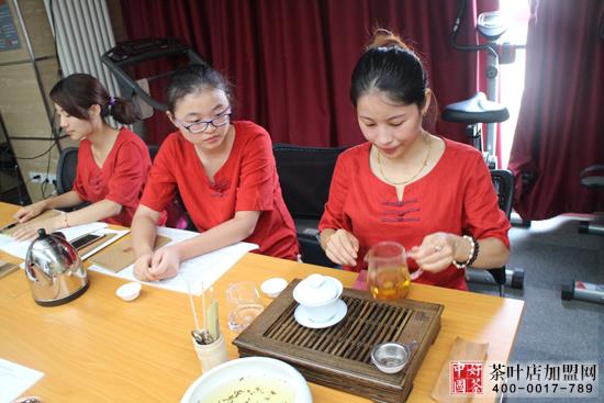 茶艺,培训,茶叶加盟店,茶叶店加盟商学员练习课-茶艺师学习交流中