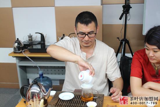 茶艺,培训,茶叶加盟店,茶叶店加盟商学员练习课--男茶艺师练习茶艺中