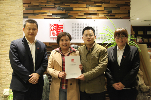 湖北十堰三千茶农茶叶加盟商_三千茶农茶叶店加盟商签约合影