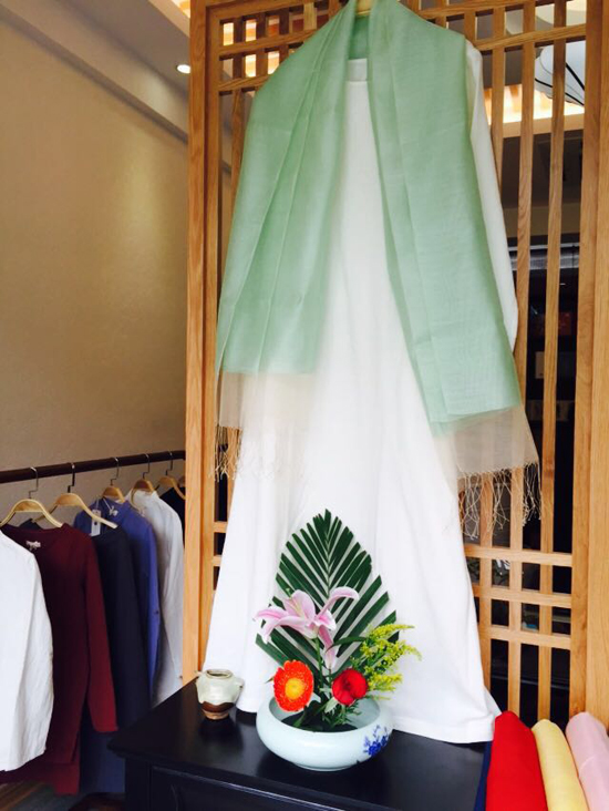 东方棉麻茶服禅服店连锁加盟－惜物棉麻服装店面展示